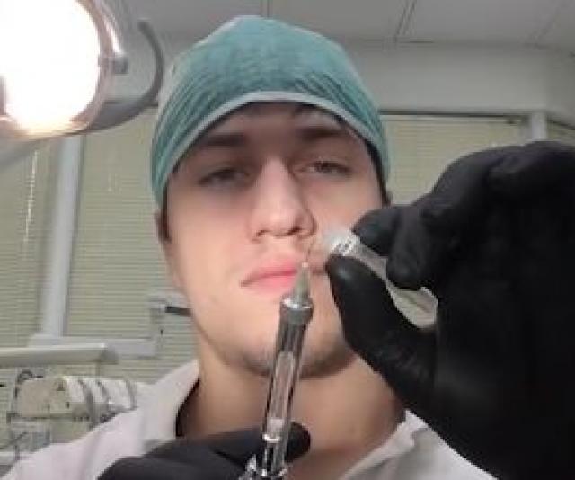 Ruski zubar izvadio sam sebi zub /VIDEO